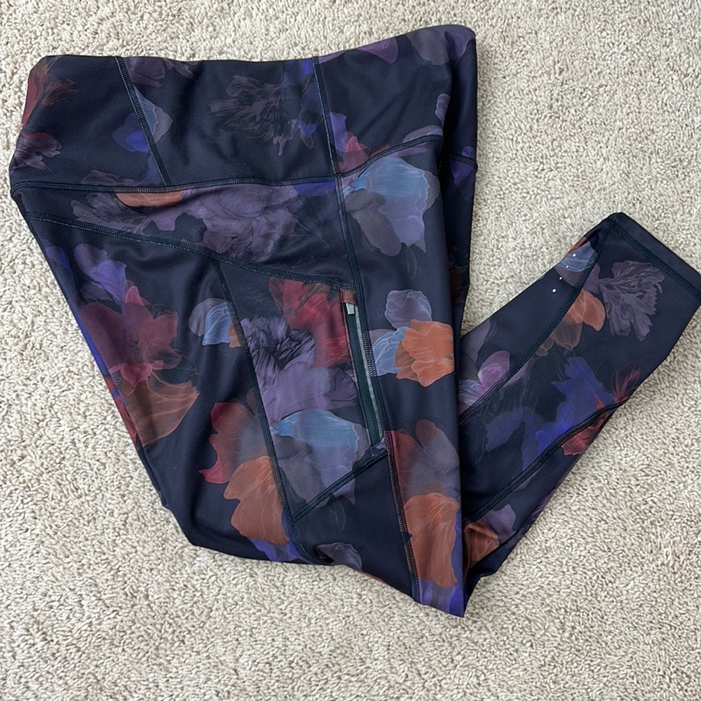EUC Athleta Rainier Floral Leggings Size 2x. Zipper pockets on either side.